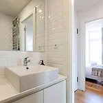 Stunning Duplex Near River By Lovelystay *